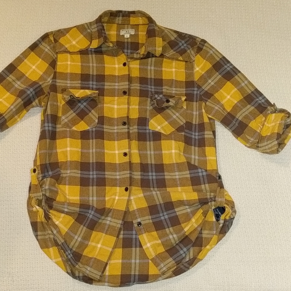 🌟3/$20🌟 Feminine flannel plaid button-up